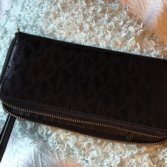 Michael Kors Wallets - Picture 10 of 15